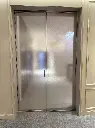 Механик үйлдэлтэй шилэн саатай хаалга.webp